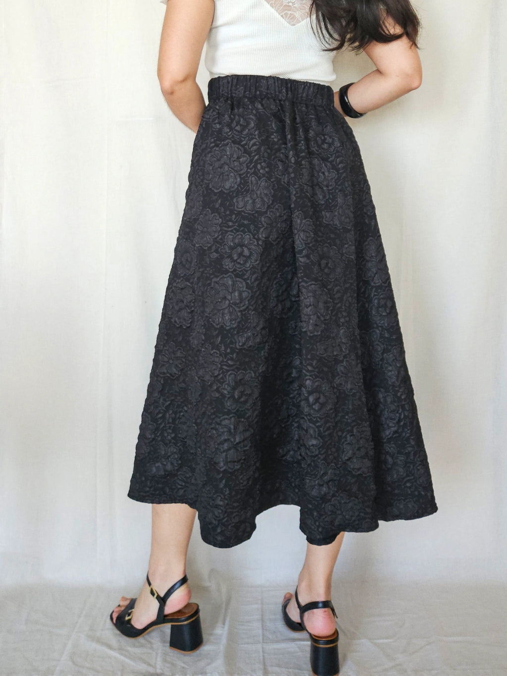 Teodora - zwarte vintage rok met relief | XL