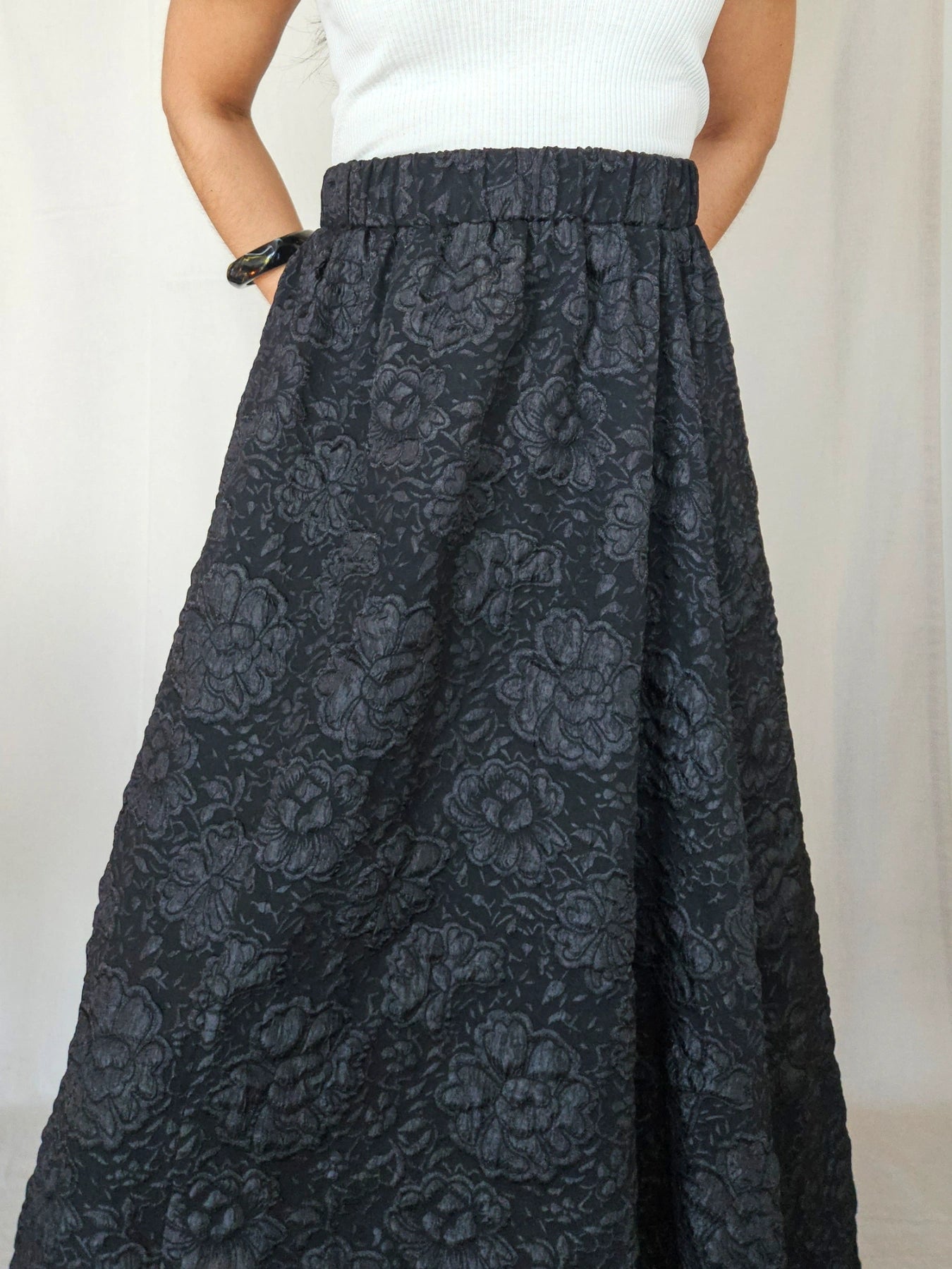 Teodora - zwarte vintage rok met relief | XL