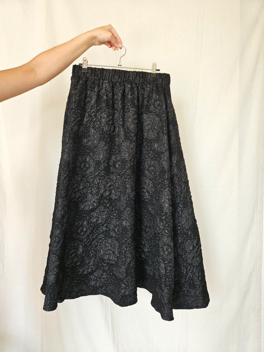 Teodora - zwarte vintage rok met relief | XL