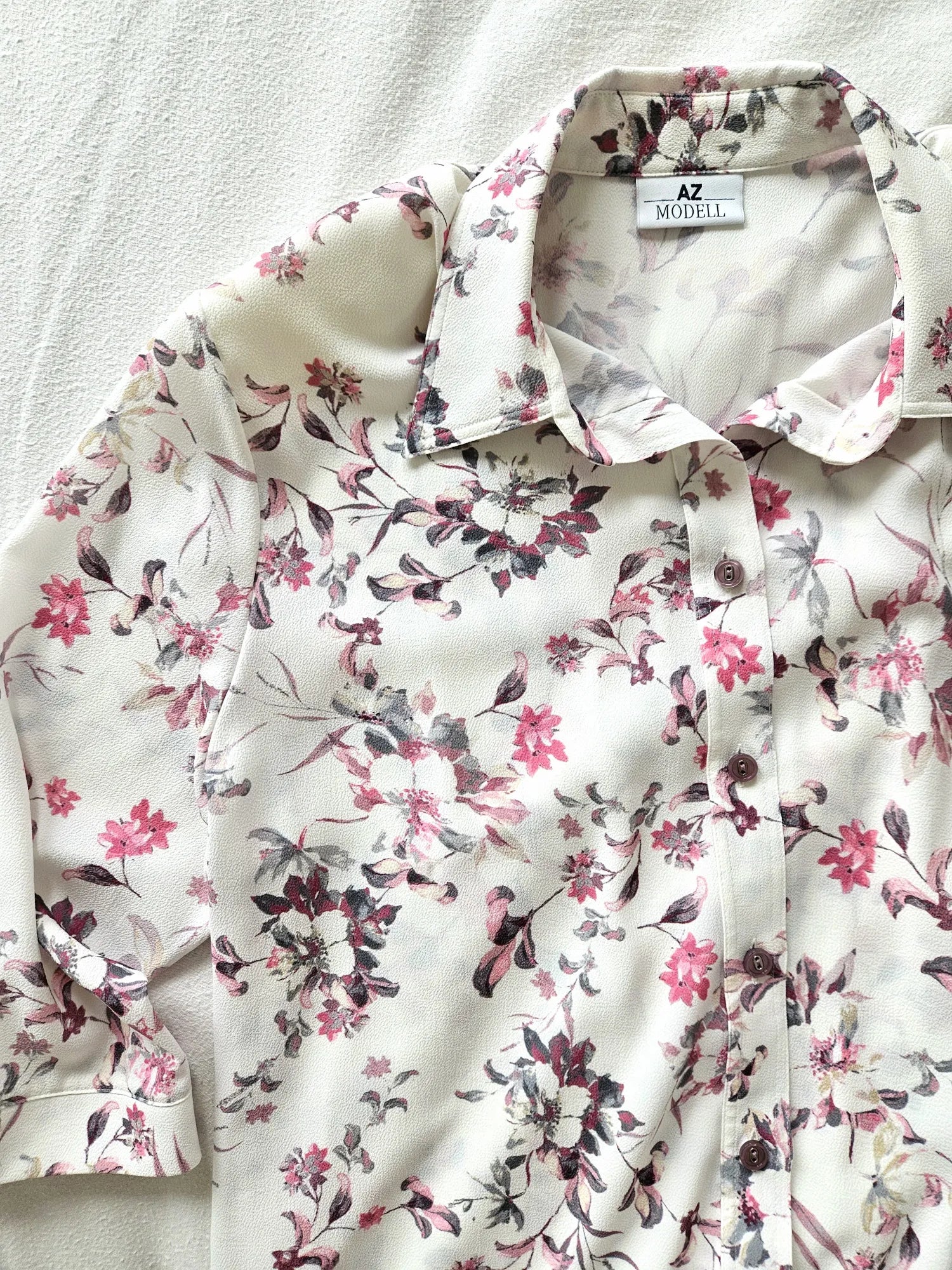 White vintage blouse with flowers | XL