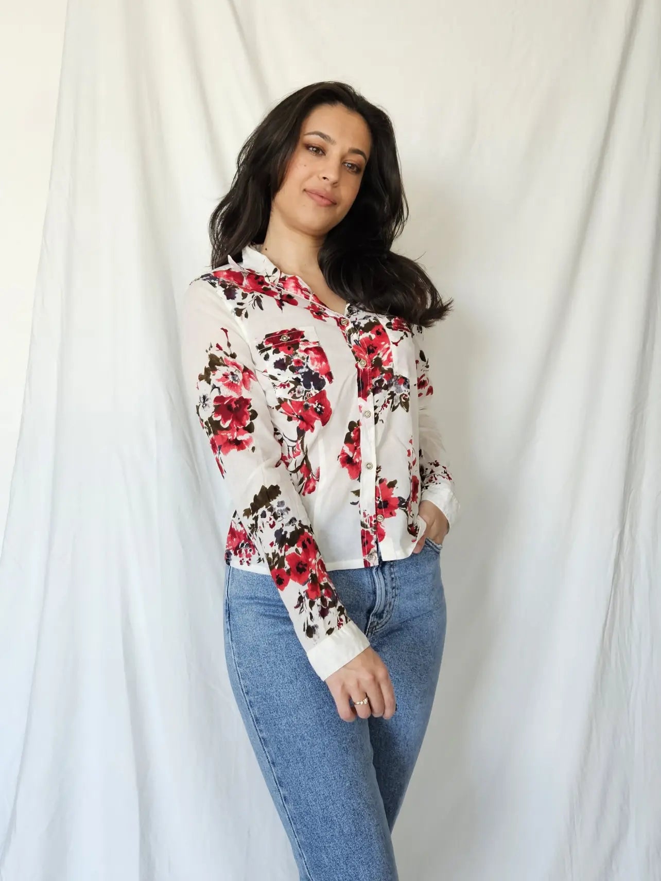 Zachte vintage blouse met rode bloemen | S