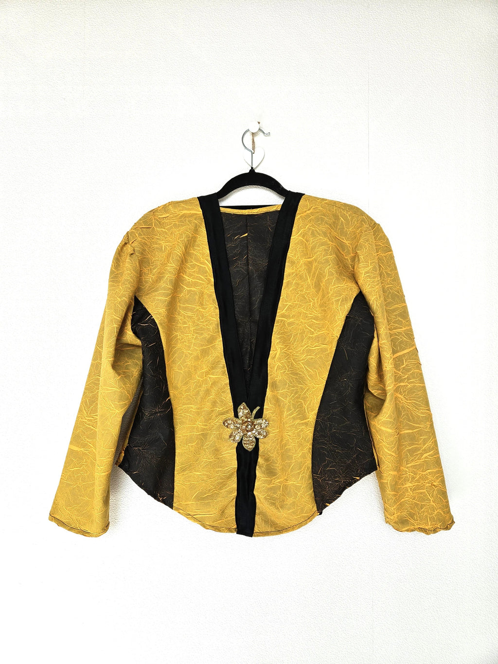 Okergeel crêpe vintage jasje met applicatie | L