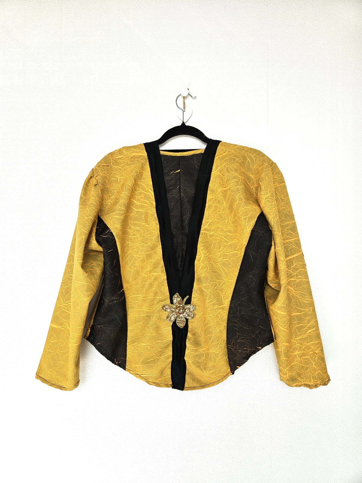 Okergeel crêpe vintage jasje met applicatie | L