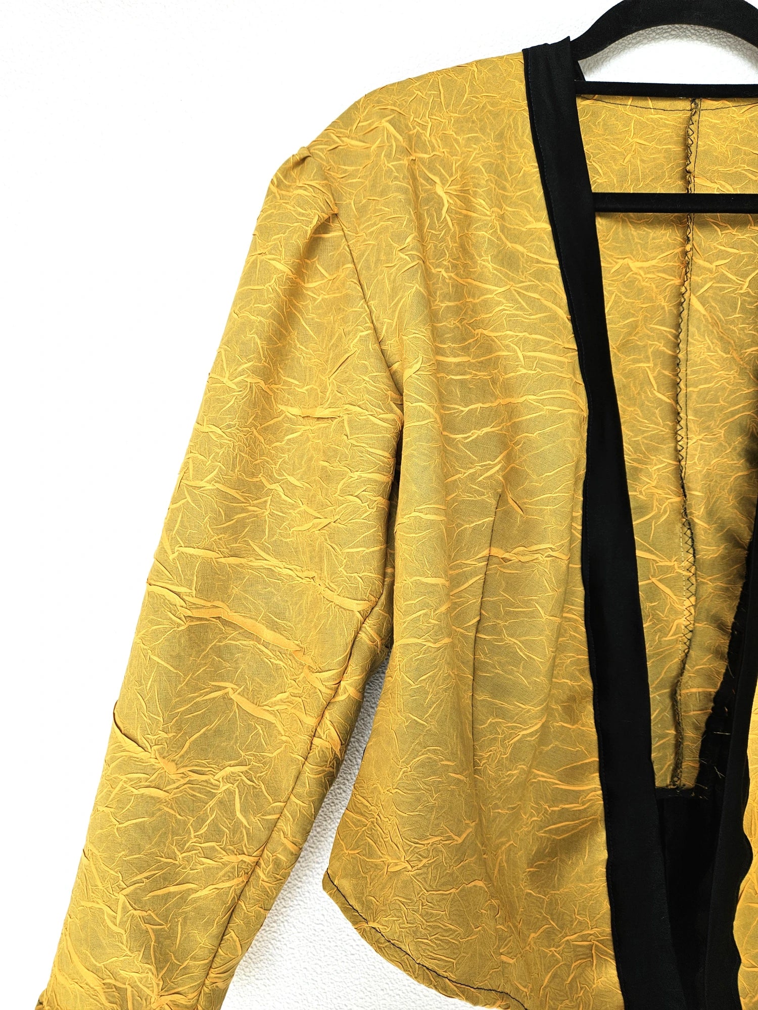 Okergeel crêpe vintage jasje met applicatie | L