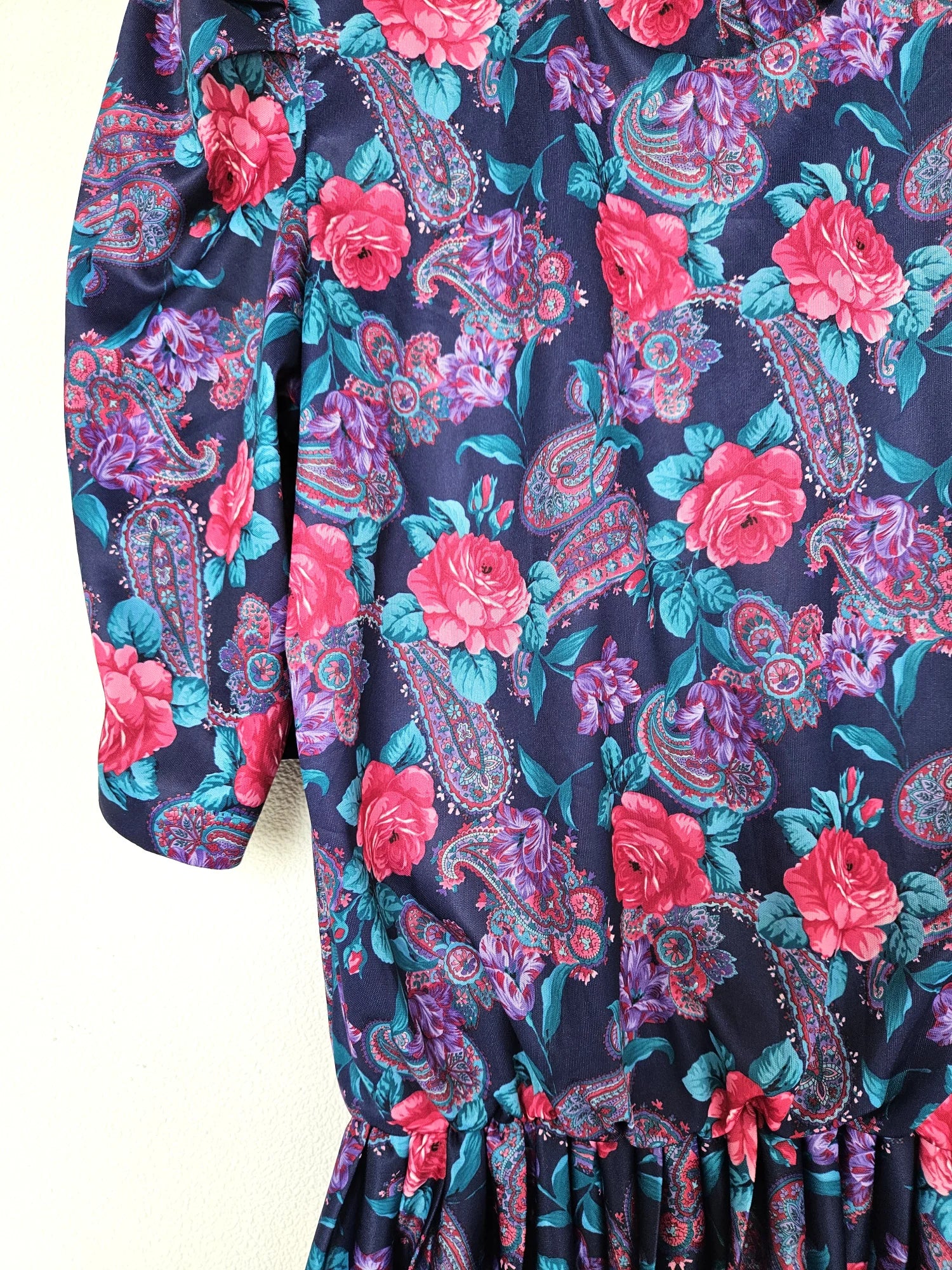 Zwierige 80s vintage jurk met lichte glans | M