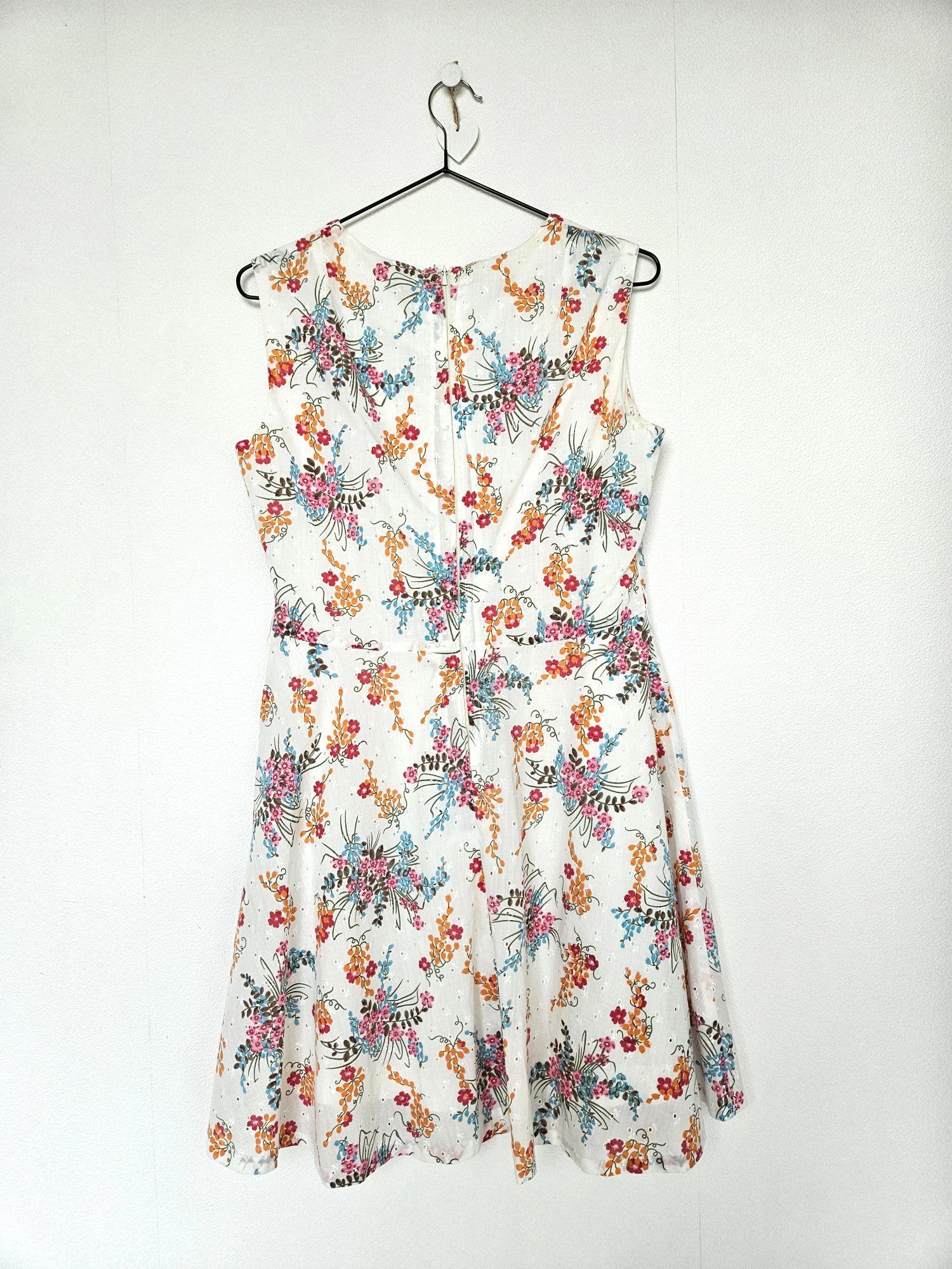 Witte A-lijn vintage jurk met 60s bloemenprint | S