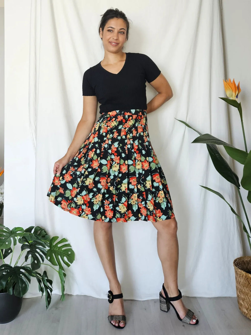 Short black vintage skirt with flowers | L