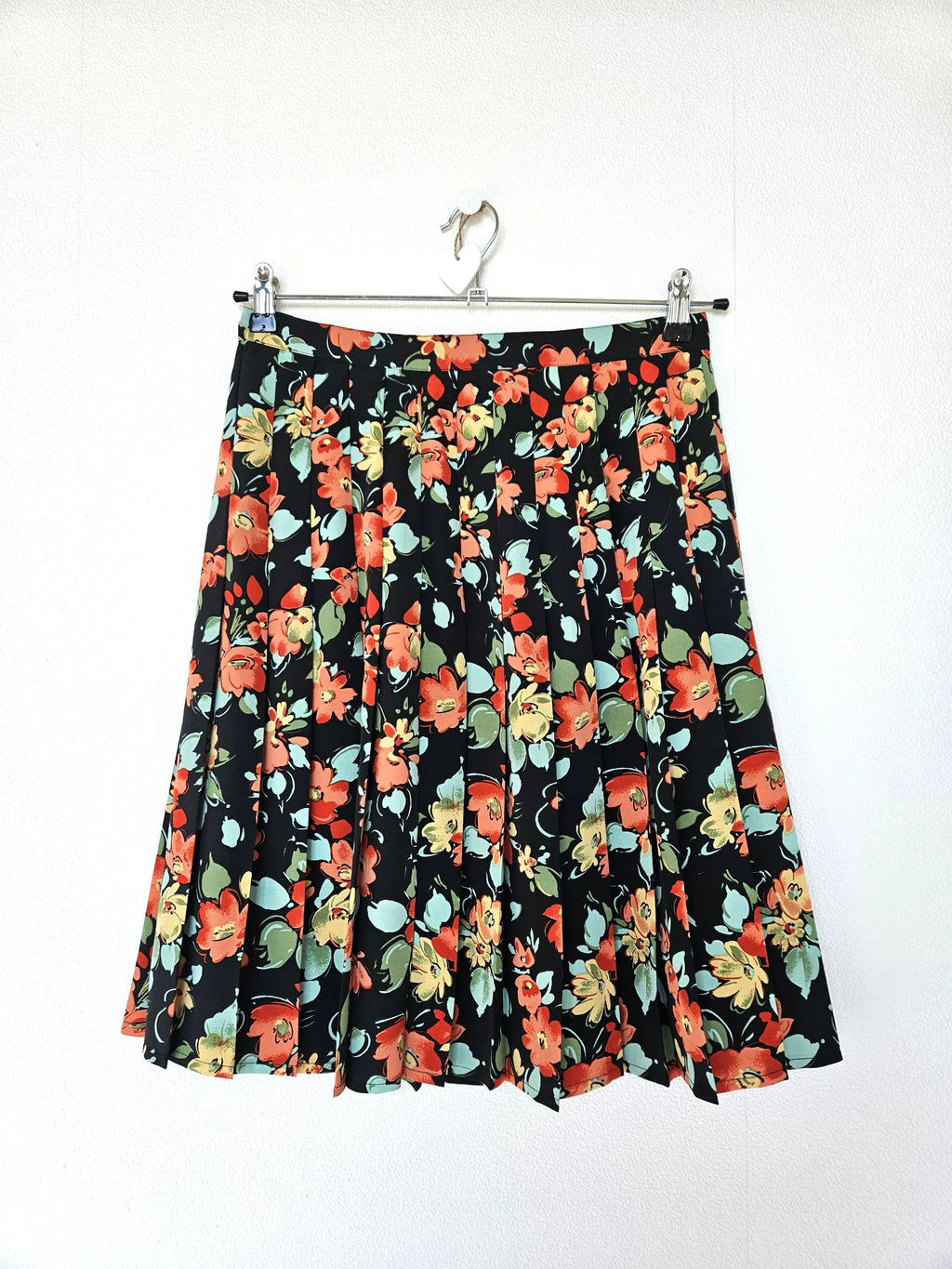 Short black vintage skirt with flowers | L