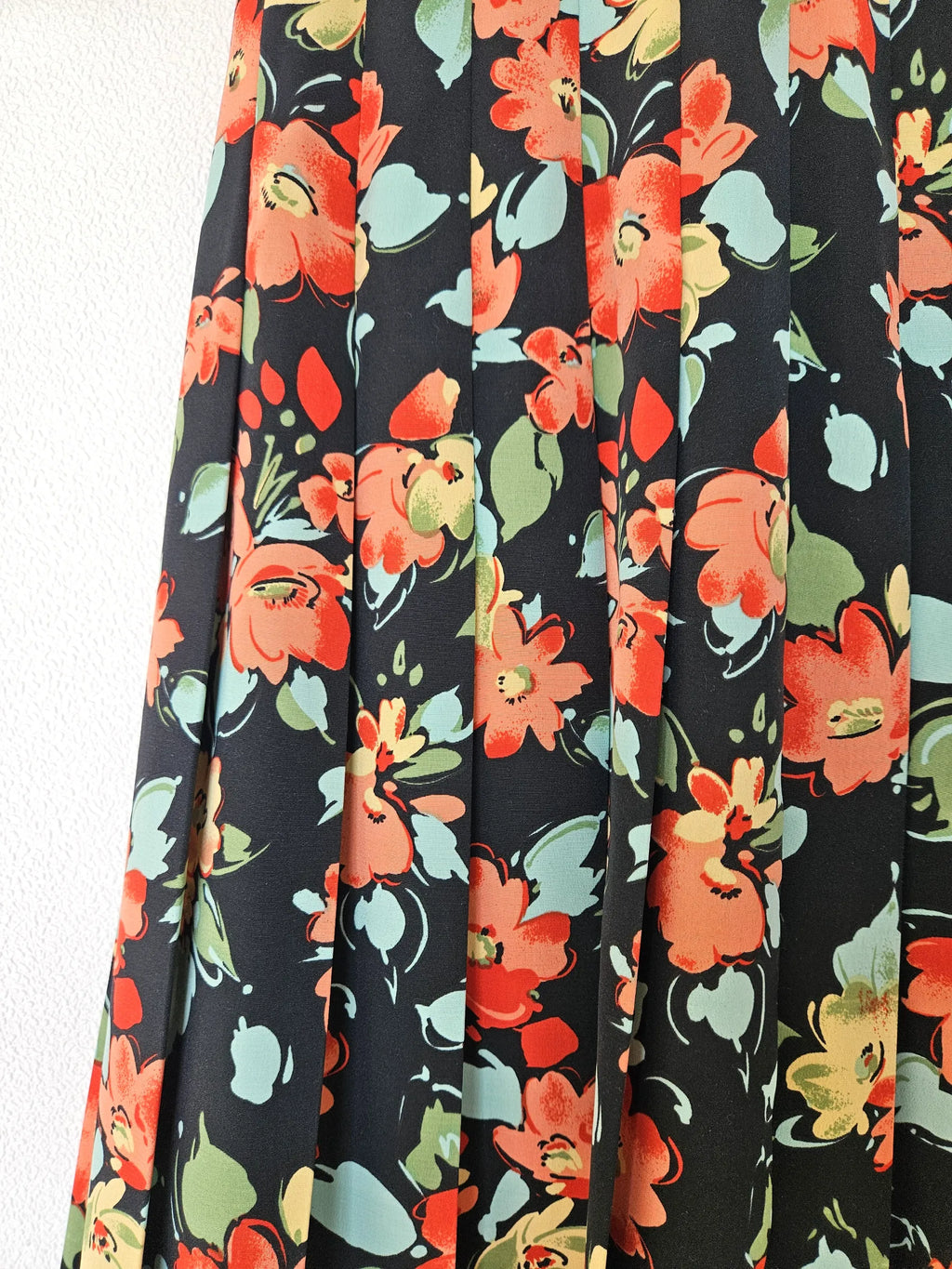 Short black vintage skirt with flowers | L