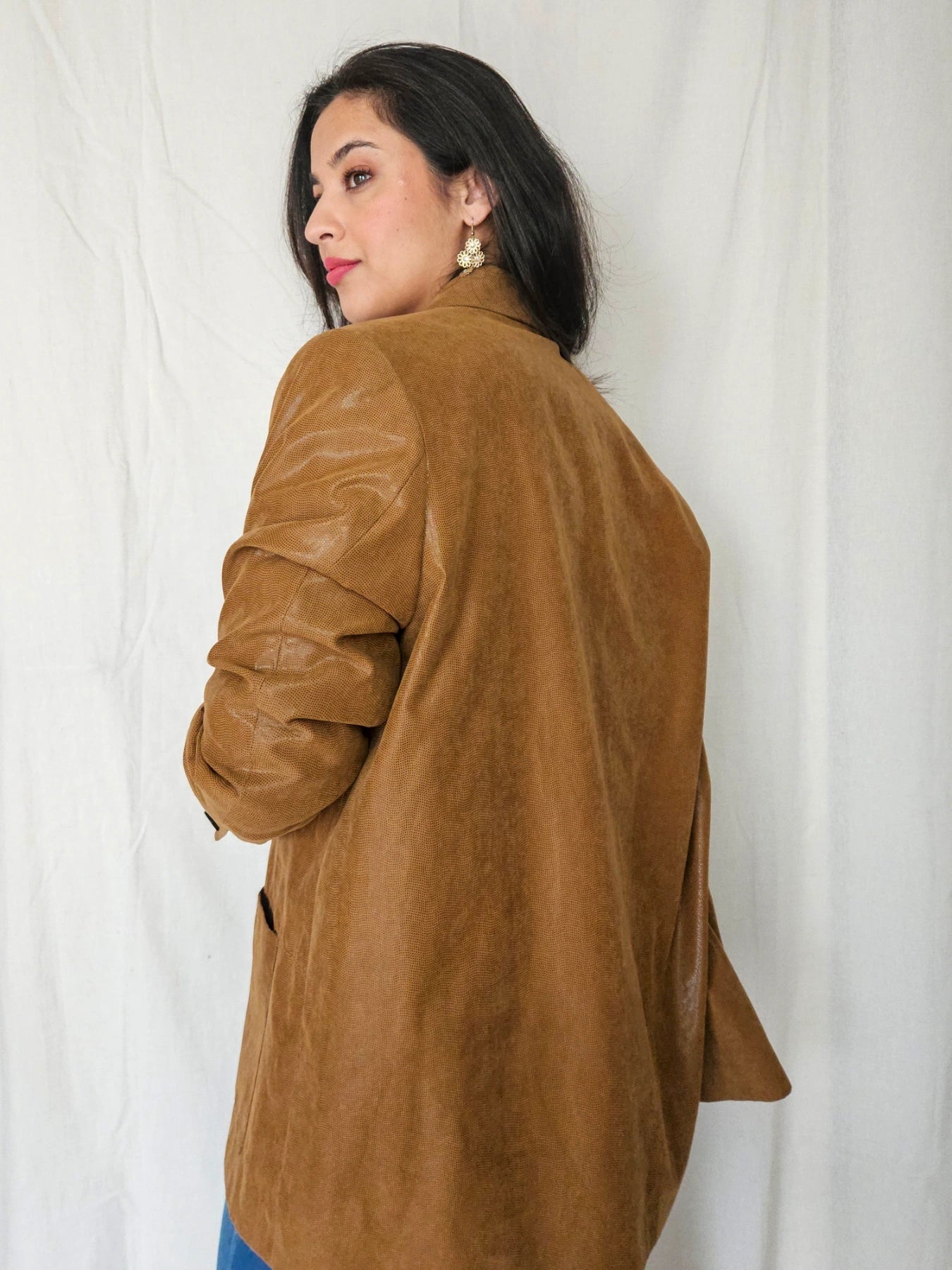 Achterkant vintage bruine tussenjas met glimmende stof en knopen