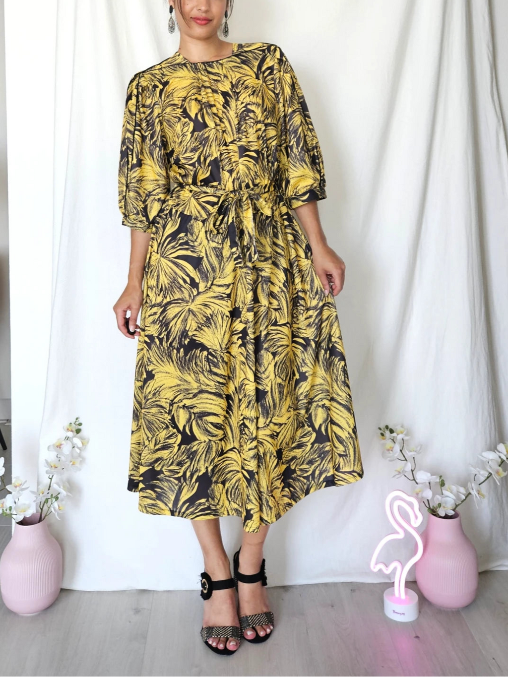 Zwierige gele vintage jurk met zwart patroon | L