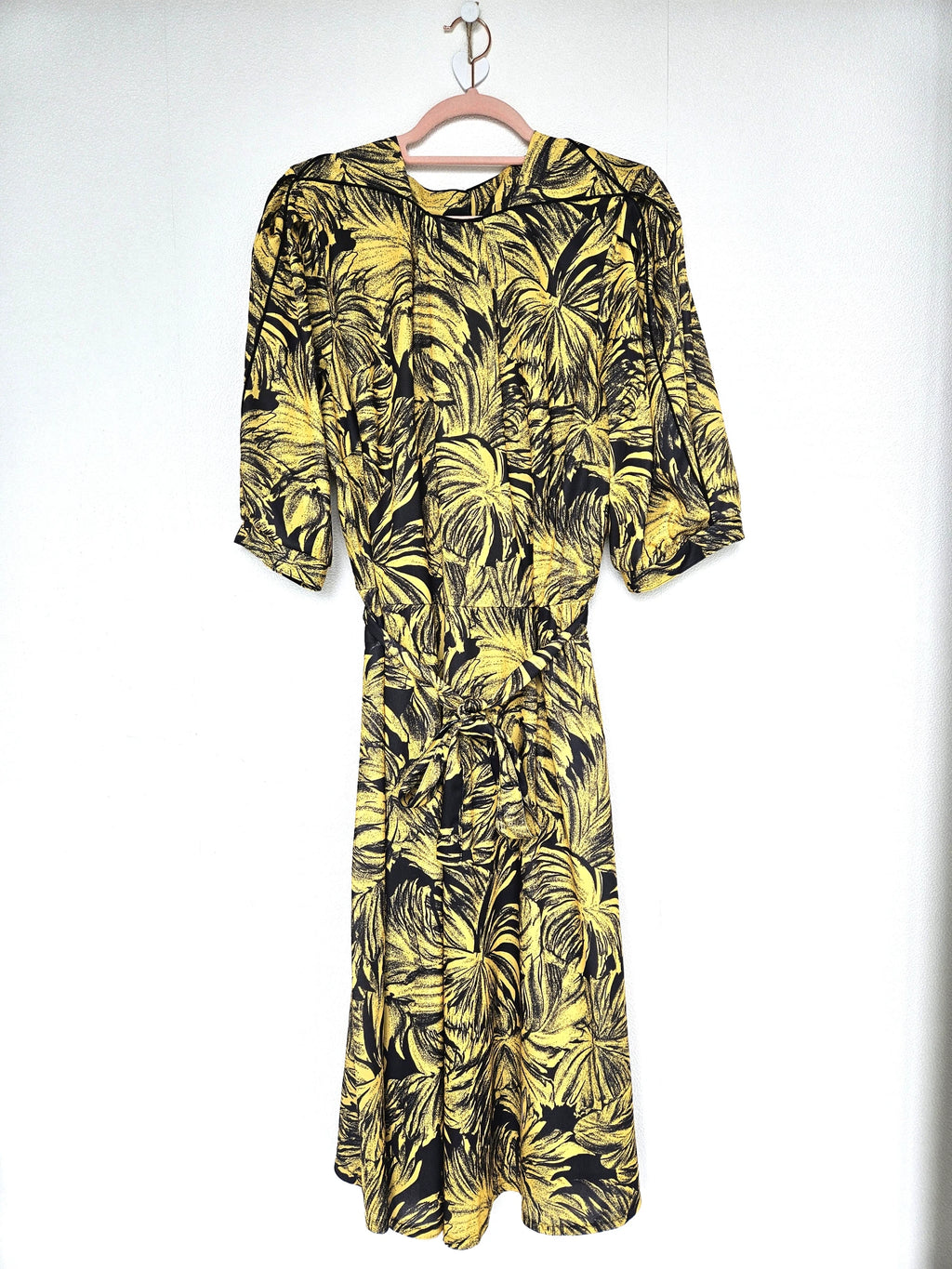 Zwierige gele vintage jurk met zwart patroon | L