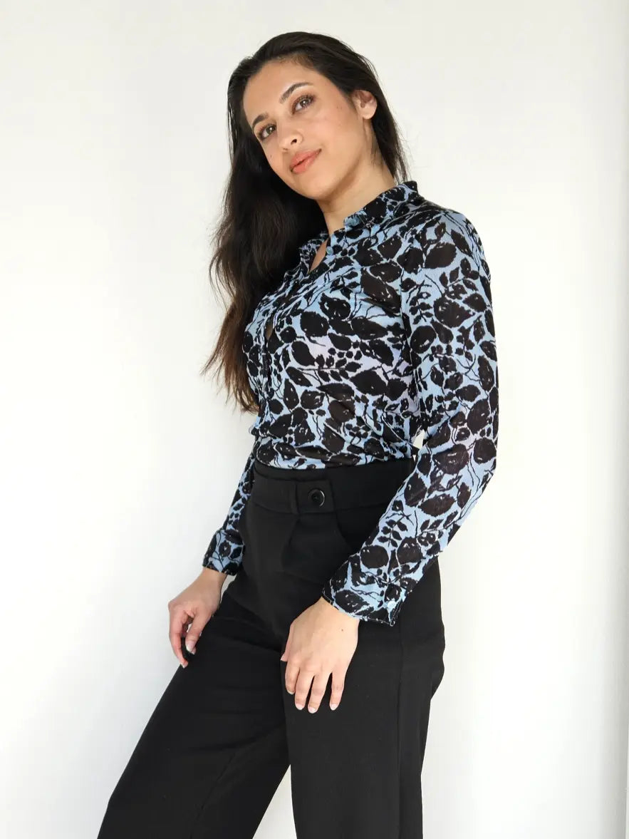 Jaren 70 top lichtblauw met zwarte print | XS