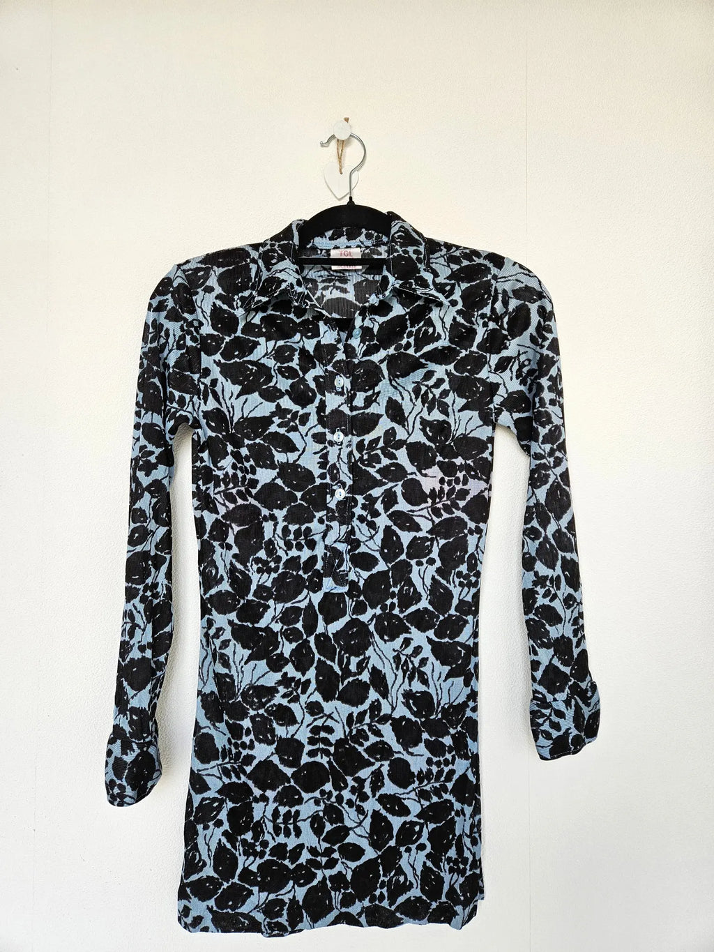 Jaren 70 top lichtblauw met zwarte print | XS