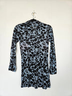 Jaren 70 top lichtblauw met zwarte print | XS