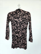 Jaren 70 top lichtroze met zwarte print | XS