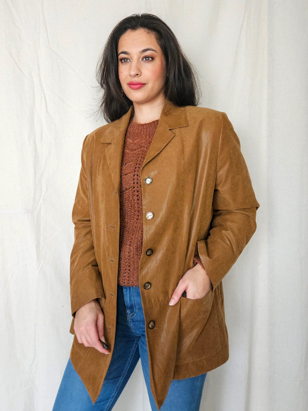 Voorkant vintage bruine tussenjas met glimmende stof en knopen
