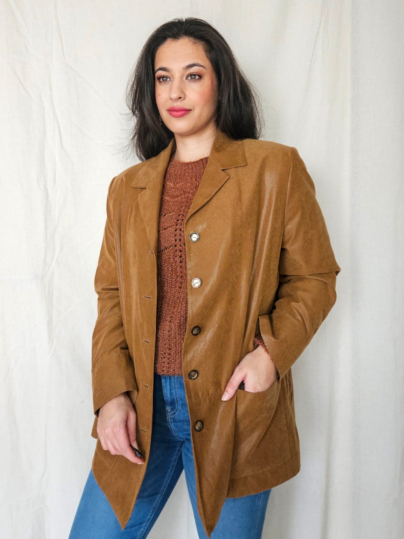 Voorkant vintage bruine tussenjas met glimmende stof en knopen
